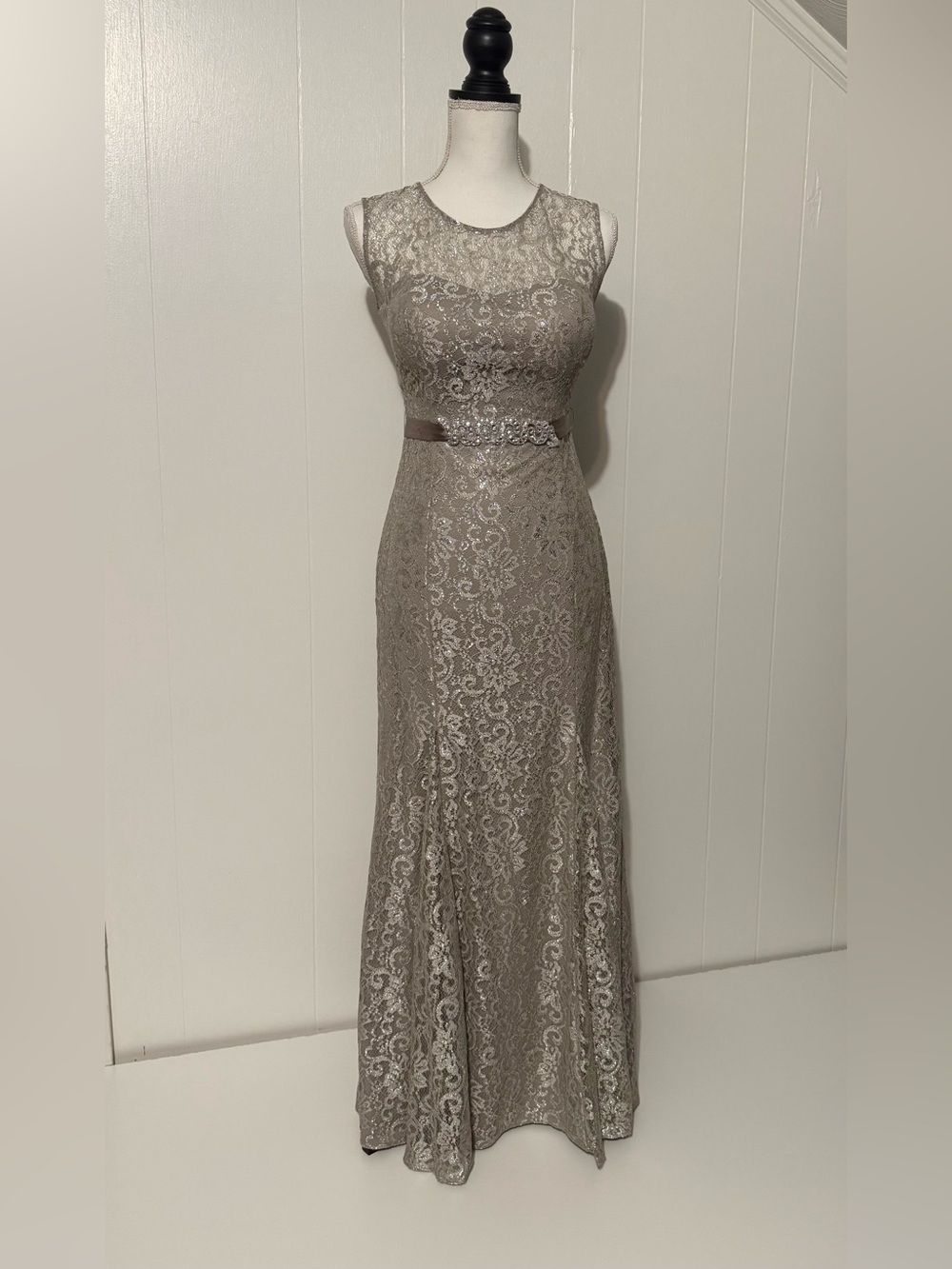Betsy & Adam  Open-back long lace dress with a beaded satin ribbon (Size 6)